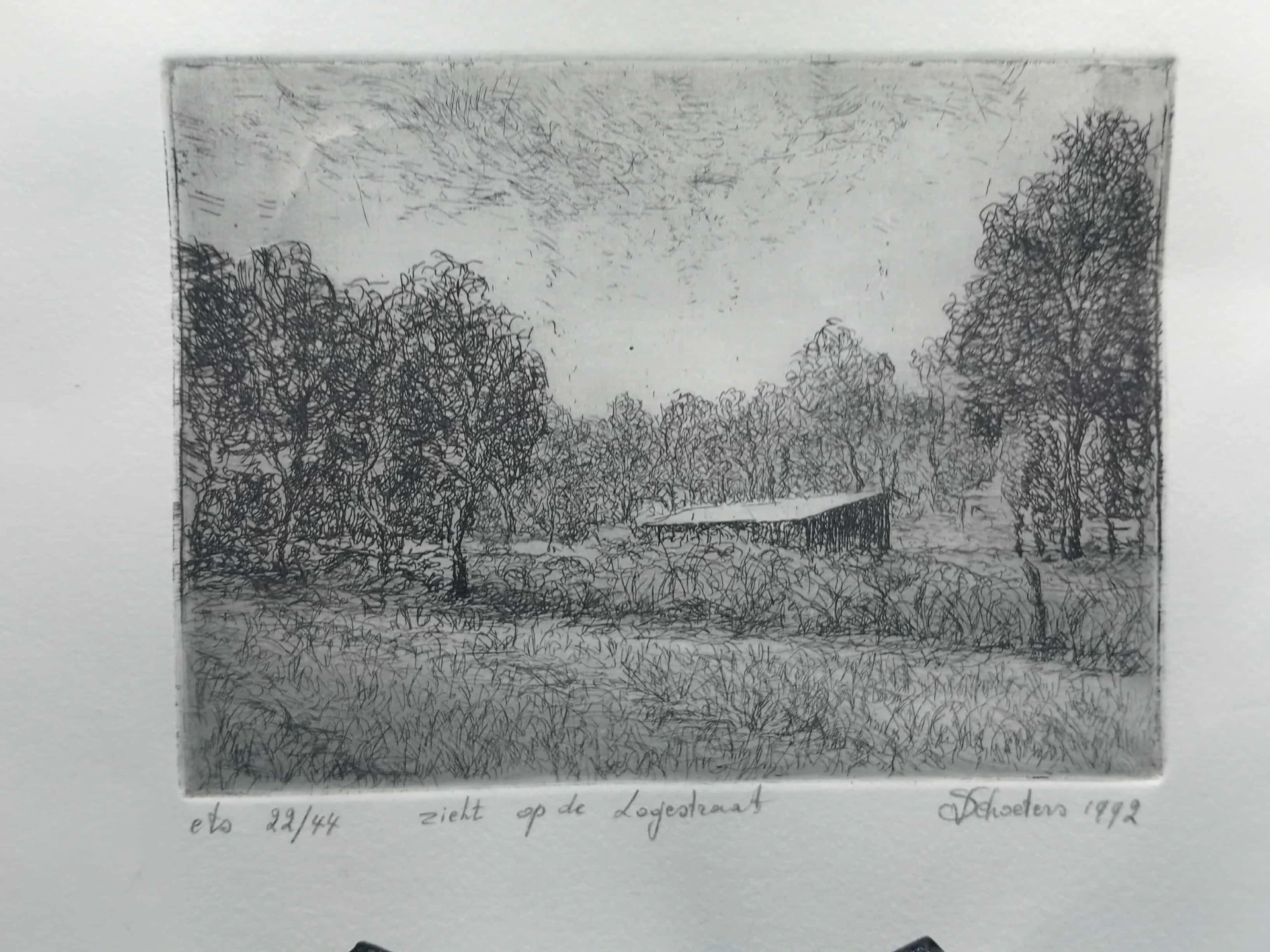 Grabado firmado Dehoeters 1992, “Zicht op de Logestraat”, edición limitada 22/44, paisaje flamenco