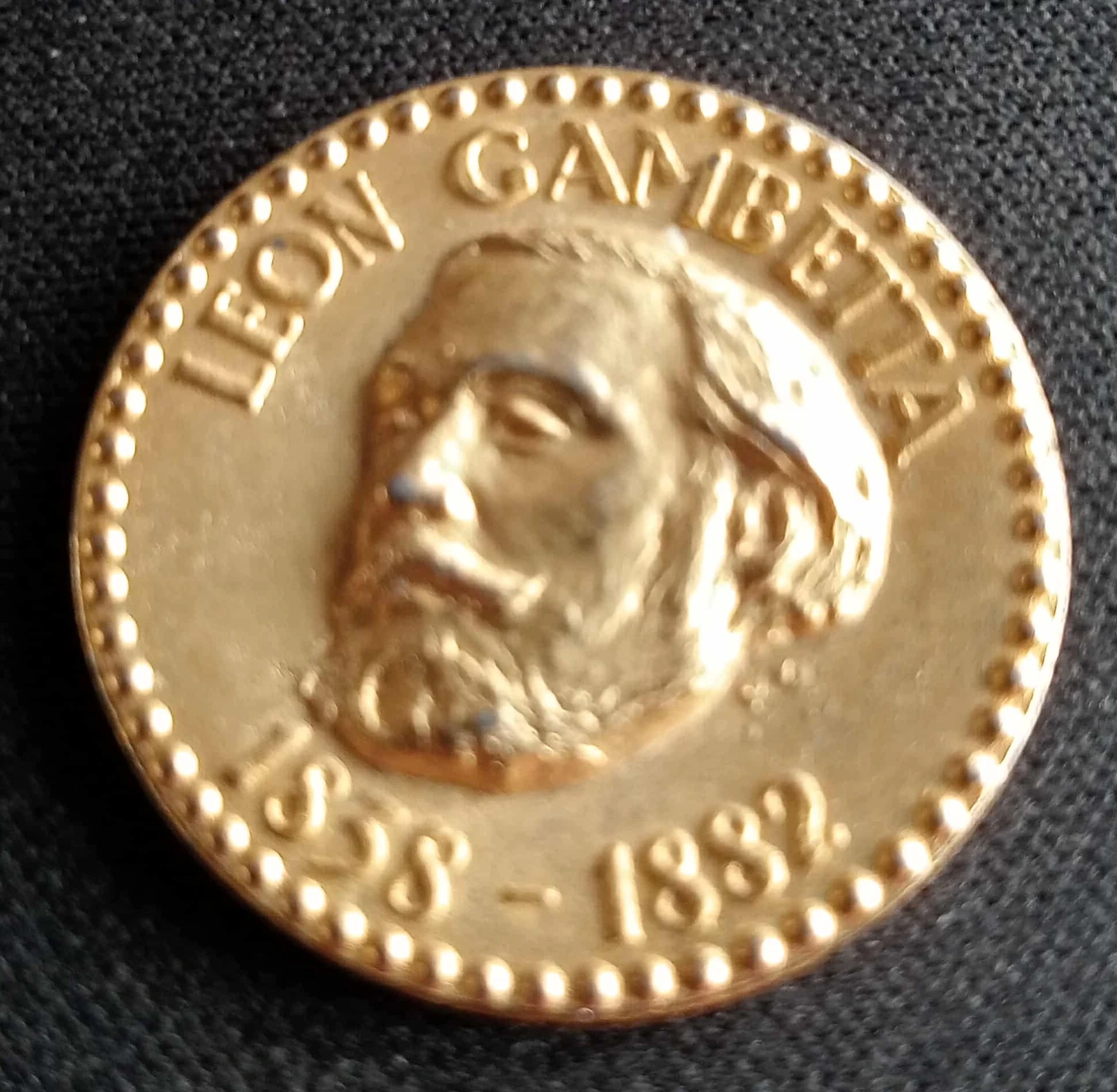 Ficha TOTAL 1970 – Léon Gambetta & perfil casco – medalla publicitaria metálica