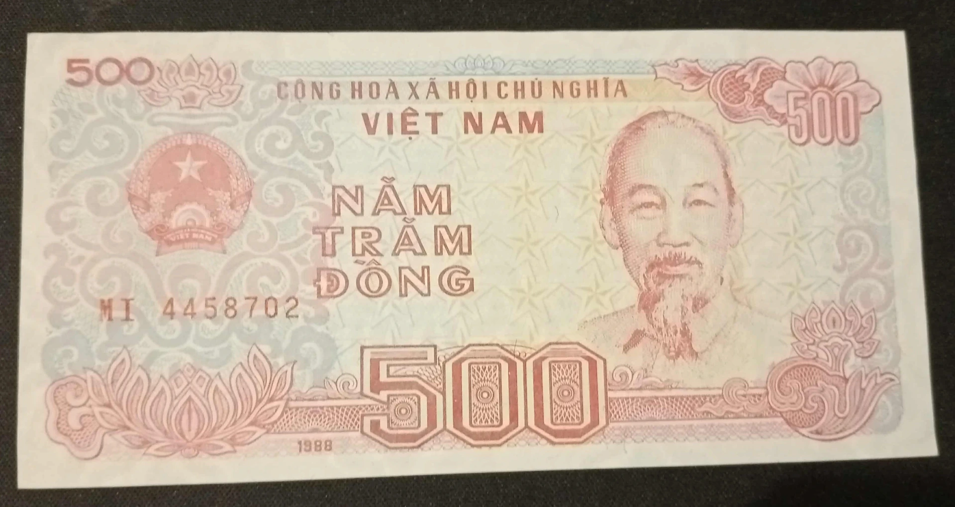 Nota Vietnã 500 đồng – 1988 – Hồ Chí Minh & porto – moeda desmonetizada