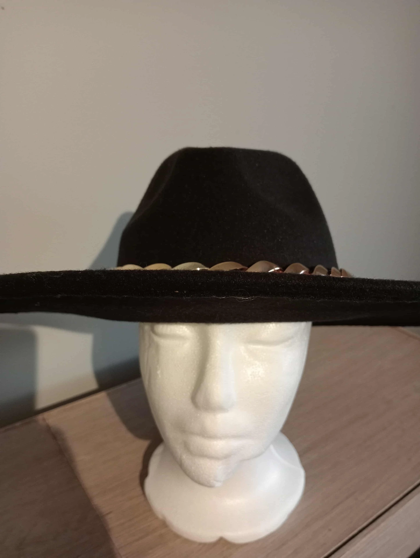 Sombrero negro H-8103 de ala ancha – 100% poliéster, made in China, goth chic