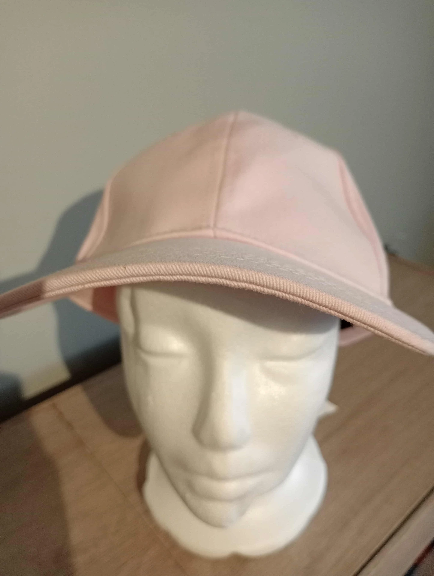 Gorra rosa Bershka – Talla M, 100% poliéster, made in China, estilo pop con carácter