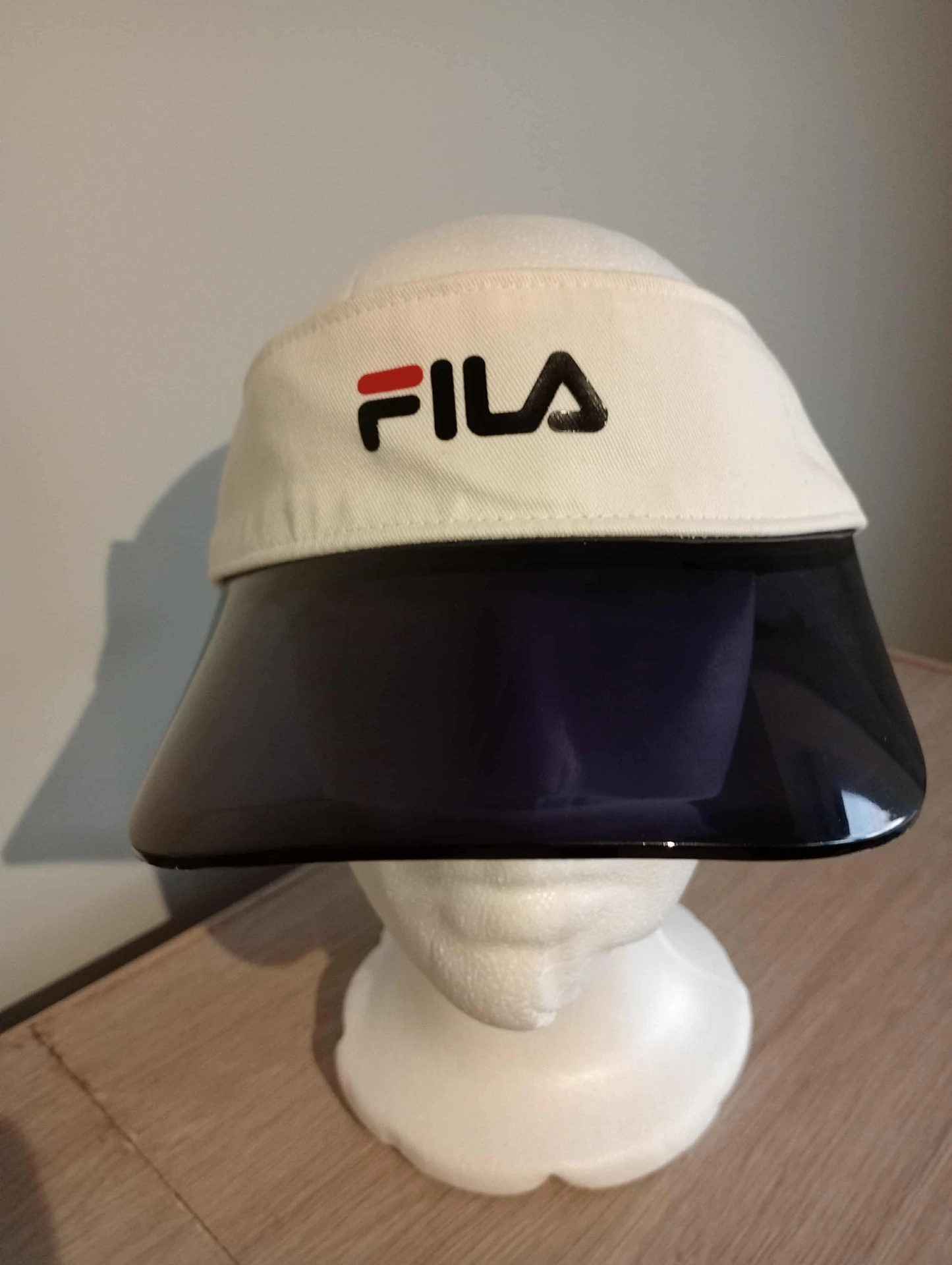 Weiße FILA Schildkappe – Getöntes Visier, 100% Polyester, made in China, futuristischer Look