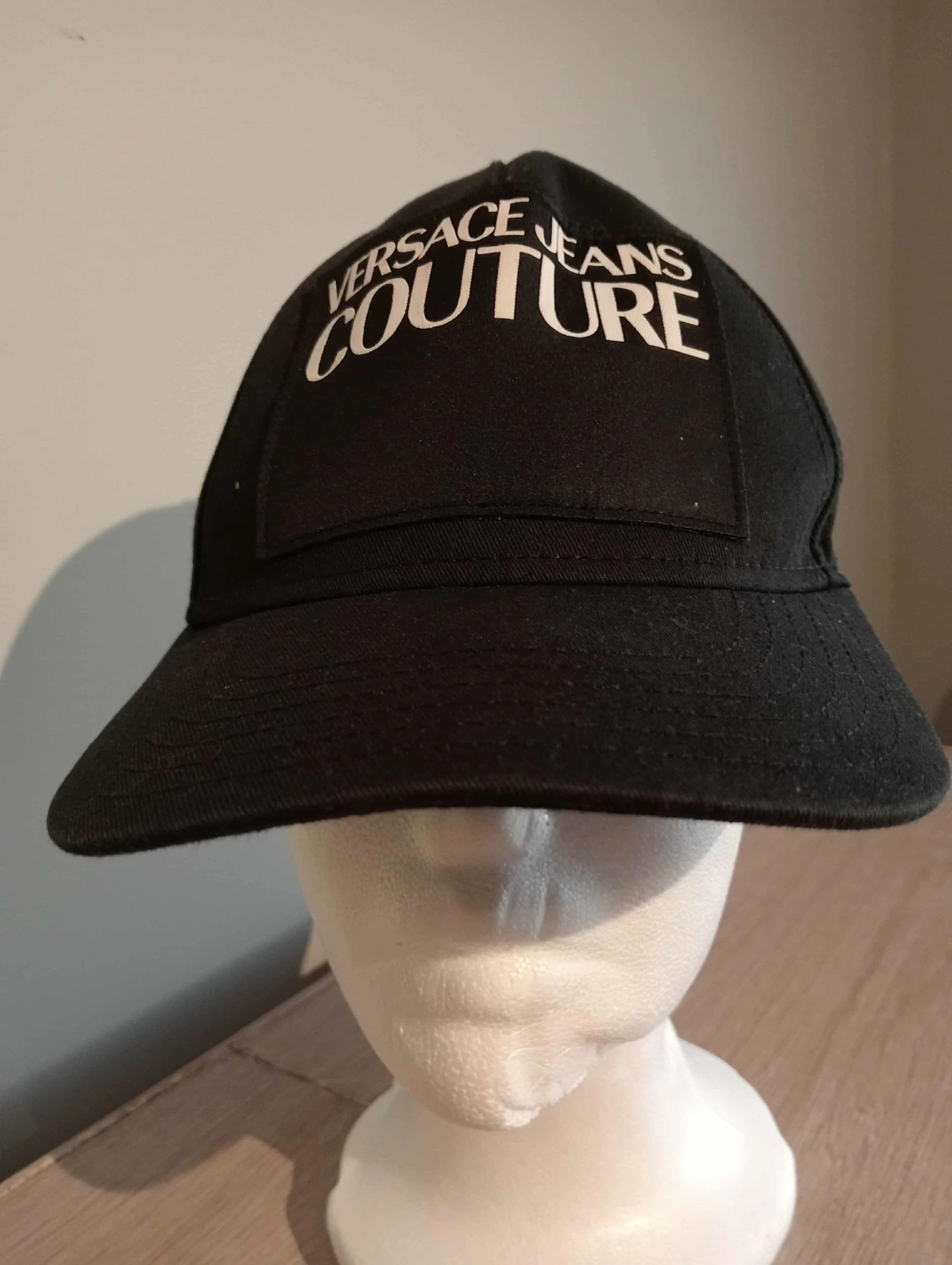 Schwarze Versace Jeans Couture-Kappe – Gestickt, Einheitsgröße, made in China, nur feucht abwischen