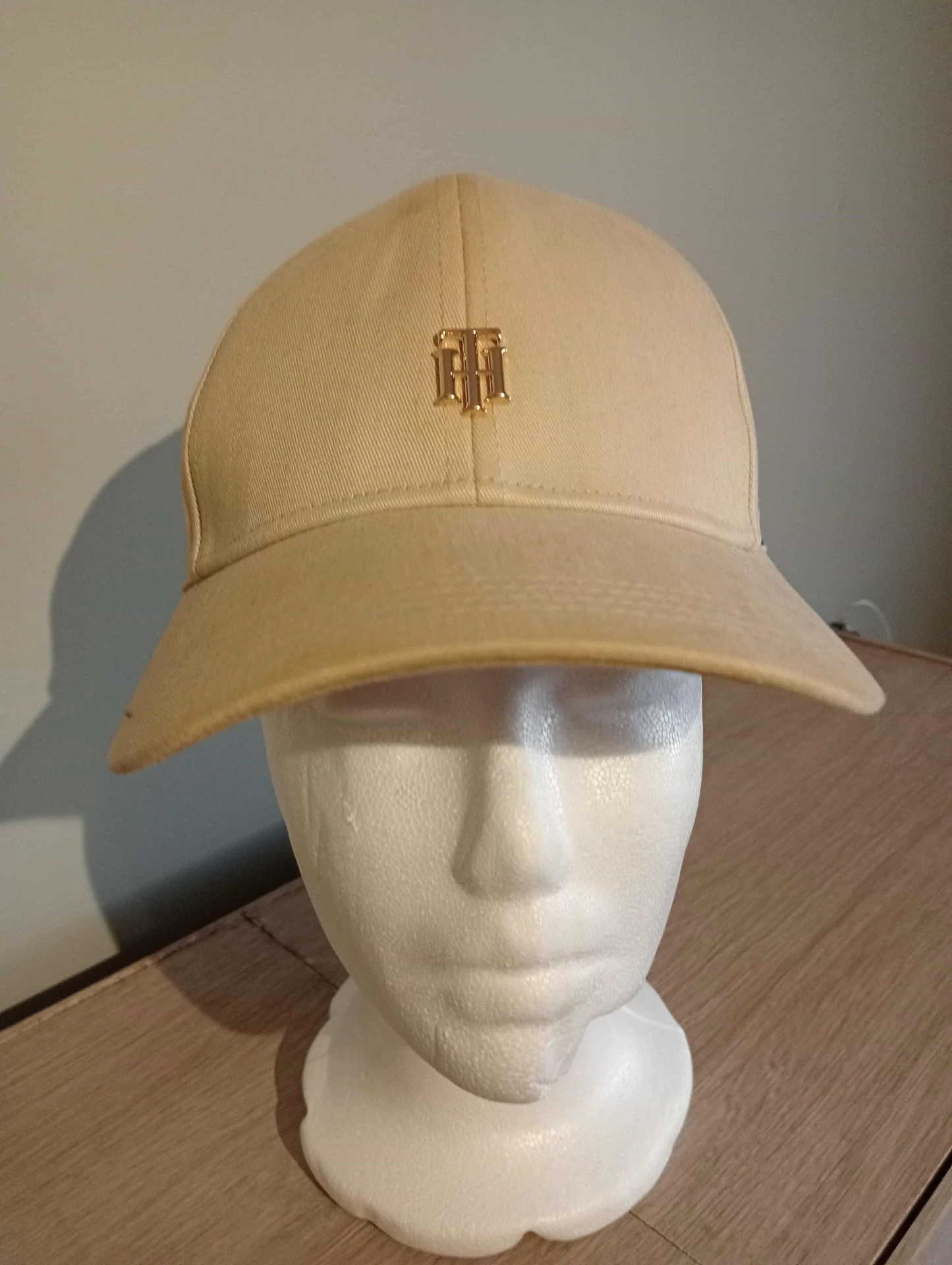 Casquette beige Tommy Hilfiger – Logo TH doré appliqué, 100% coton, réglable, made in China