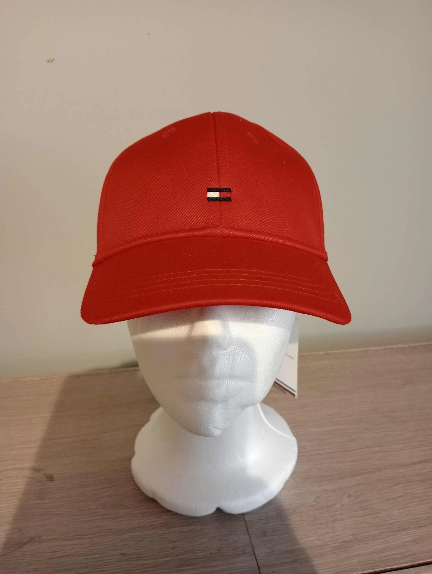 Cappellino rosso Tommy Hilfiger – Taglia M, logo ricamato, 100% cotone, made in China