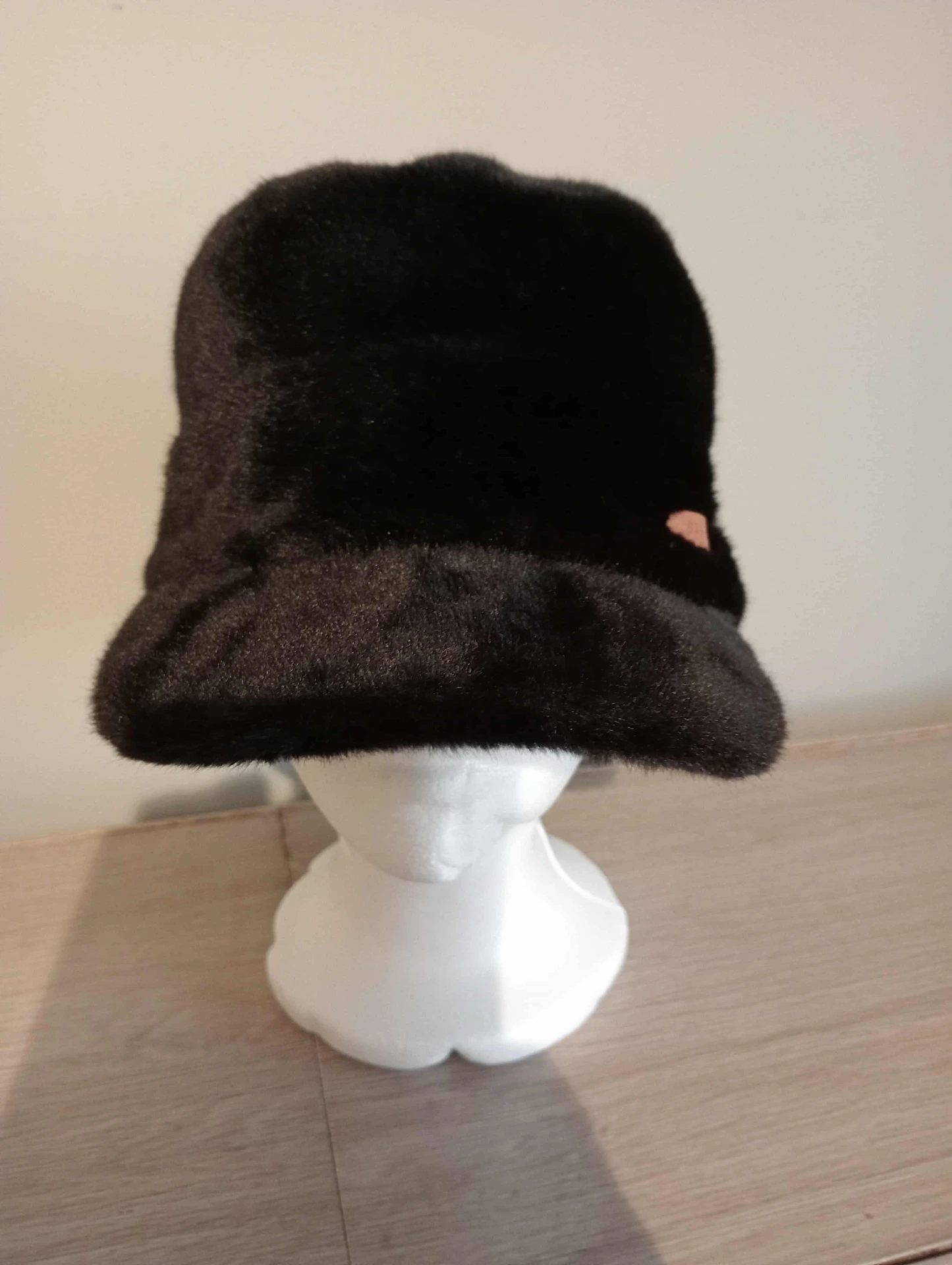 Cappello nero BARTS Amsterdam – 100% pelliccia sintetica, made in China, stile invernale