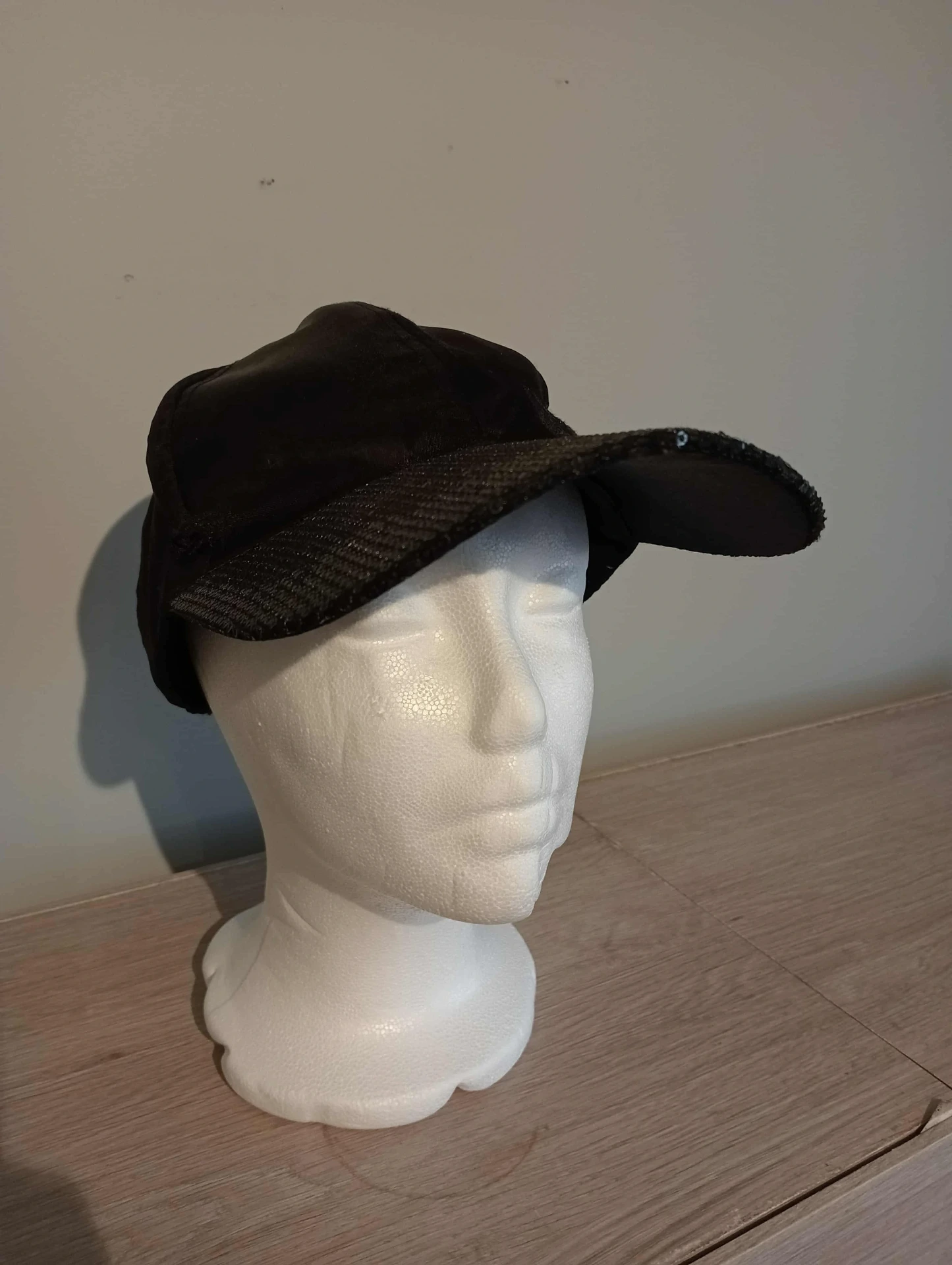 Gorra negra Glam Girl – ajuste de velcro, sin logo, estilo misterioso