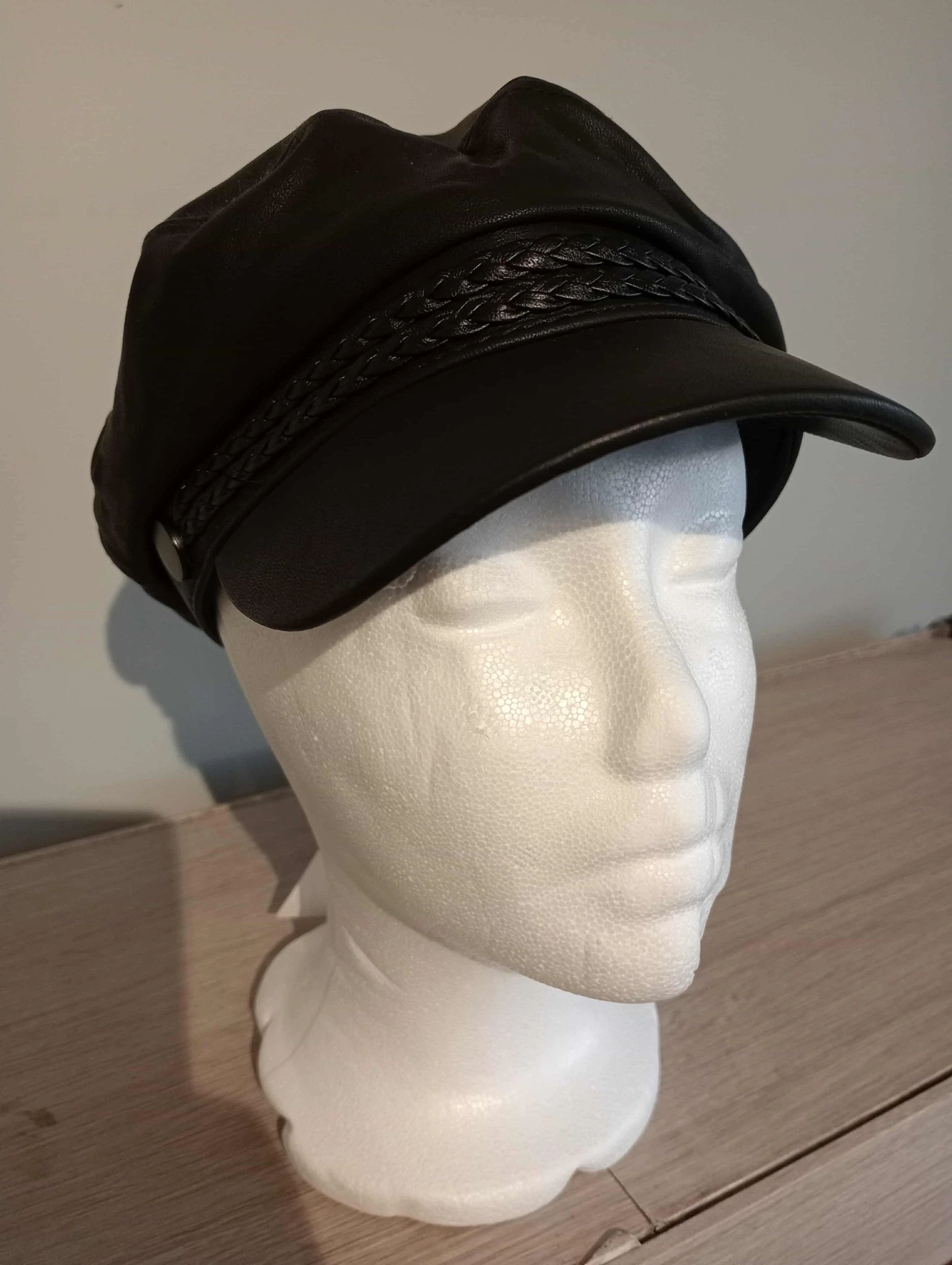 Neue schwarze Bershka-Baskenmütze – Kunstleder, künstlerischer Stil