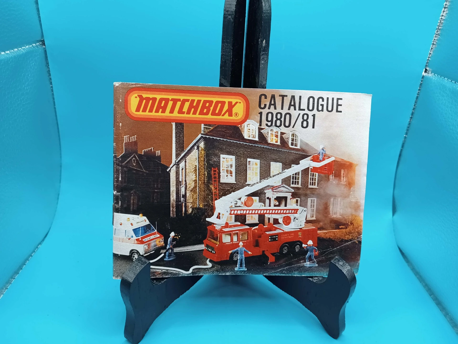 Catálogo Matchbox 1980/81 – brinquedos vintage, bombeiros miniatura e caos nostálgico