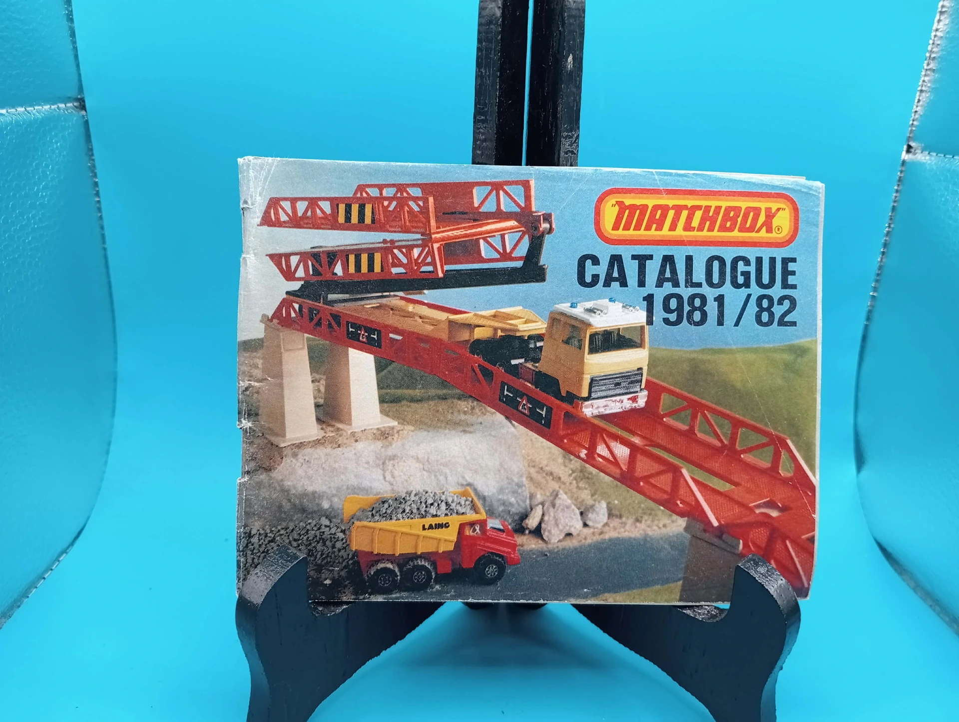 Catálogo Matchbox 1981/82 – brinquedos vintage, caminhões de obra e ponte vermelha