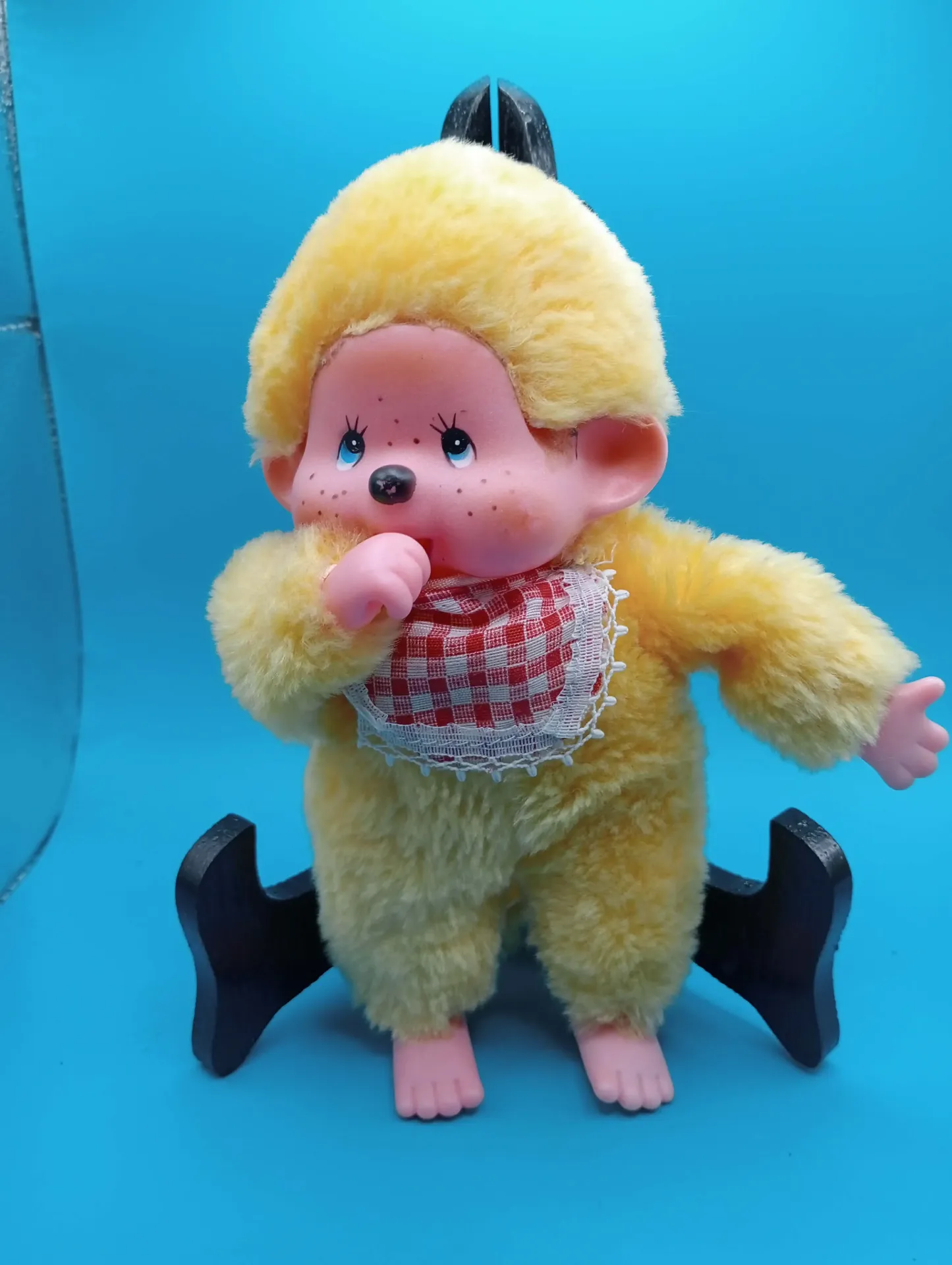 Monchhichi vintage amarelo – pelúcia retrô sem etiqueta