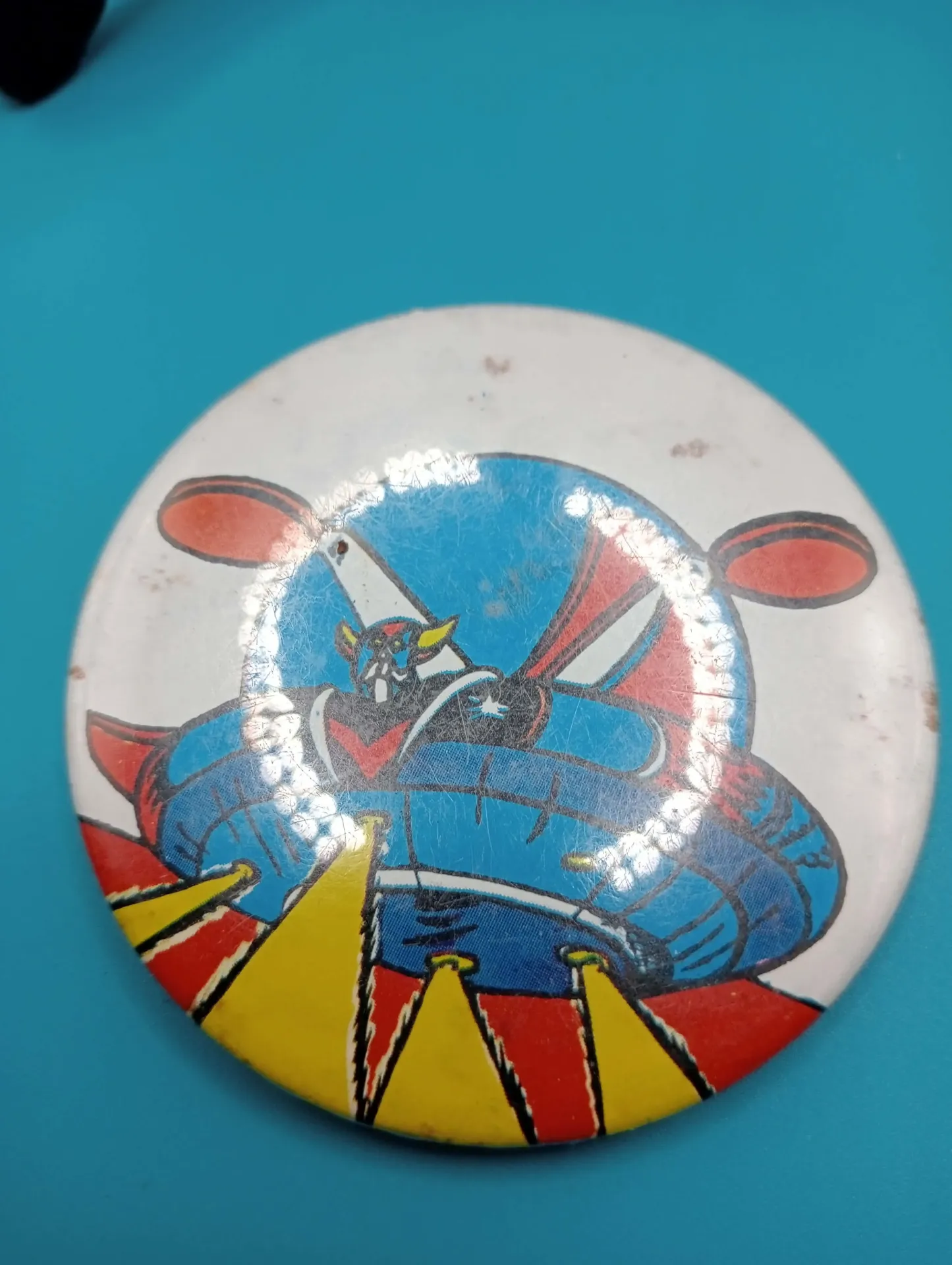 Botão vintage Goldorak – pin-back – anos 70–80 – robô japonês icônico