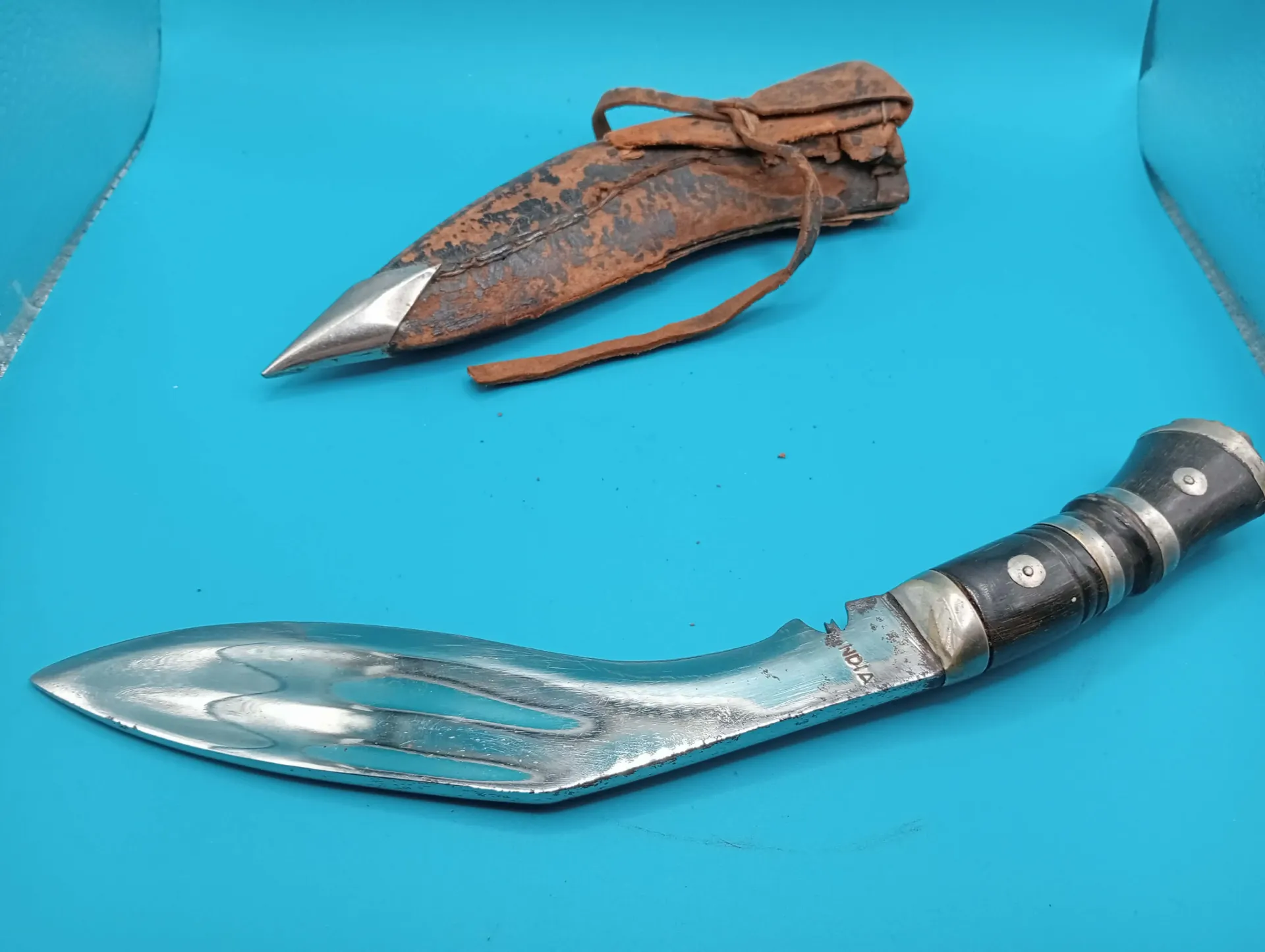 Kukri tradicional indio – hoja curva – daga vintage con funda
