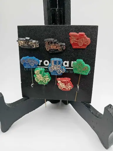 Ensemble de 8 épinglettes illustrant des voitures anciennes