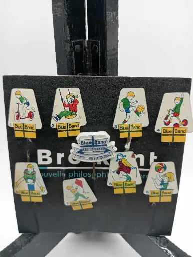 9 épinglettes Blue Band