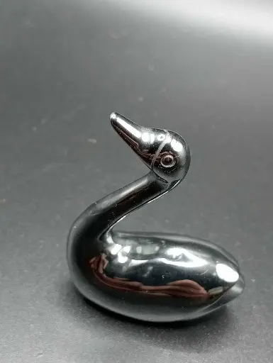 Cygne en métal brillant