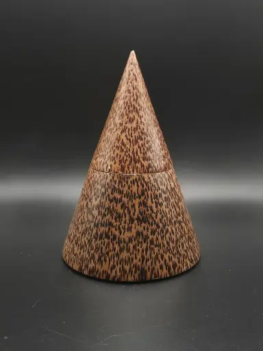 Sculptures géométriques en bois moucheté