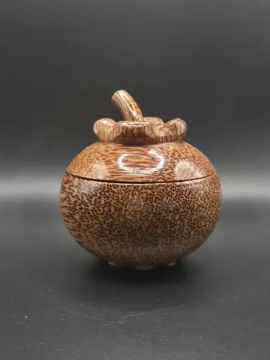 Pièce artisanale décorative en forme de mangoustan 