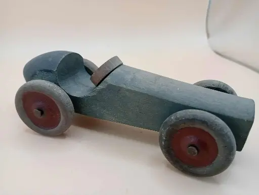 Voiture en bois artisanale vintage