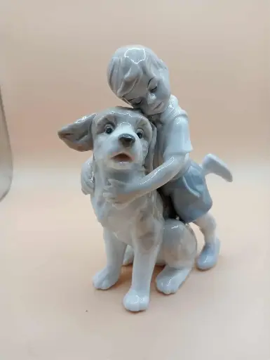 Figurine en porcelaine fine – signée Myra – enfant et chien (années 80)