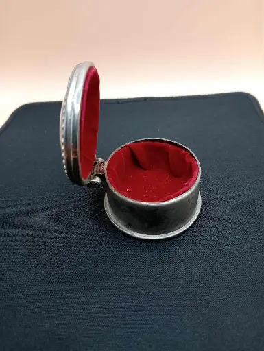 🪞 Boîte ovale en métal argenté, intérieur velours rouge