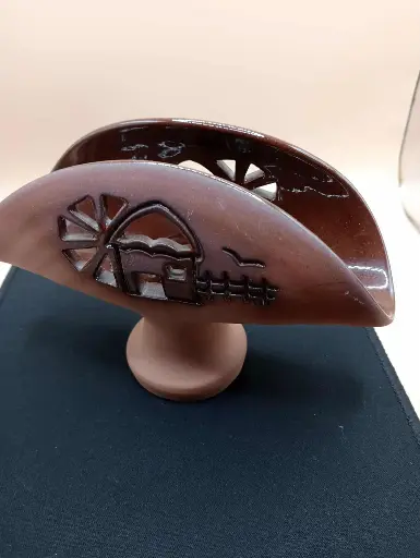 Porte-serviettes en céramique – scène rurale gravée – signé "AYM 89"