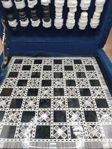 Jeu d’échecs artisanal – Coffret 25 × 25 cm – signé Moustafa Hafez (Égypte)