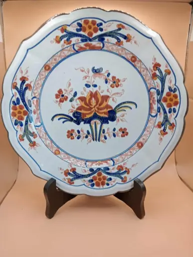 Assiette décorative faïence Montelupo 24 cm — décor floral polychrome, bord festonné