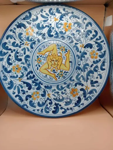 Assiette faïence Caltagirone 31,5 cm — Dell'Aquila, décor à la main, triskelion sicilien