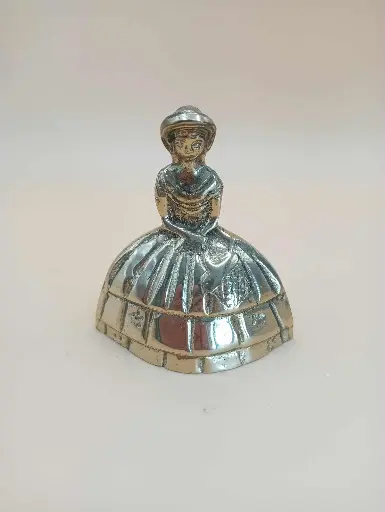 Cloche décorative en métal – Dame en robe – 8 cm