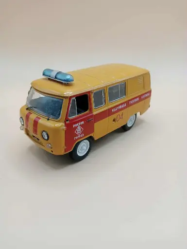 Miniature véhicule d’urgence soviétique 1/43 – Fourgon jaune avec marquages cyrilliques