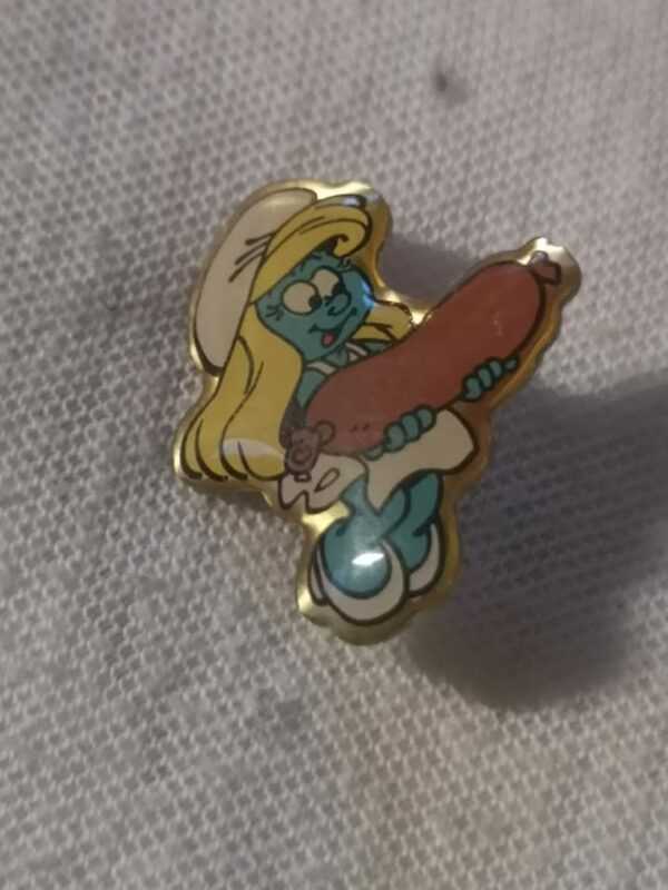 Pin's : Schtroumpfette avec saucisse ter beke - Vintage