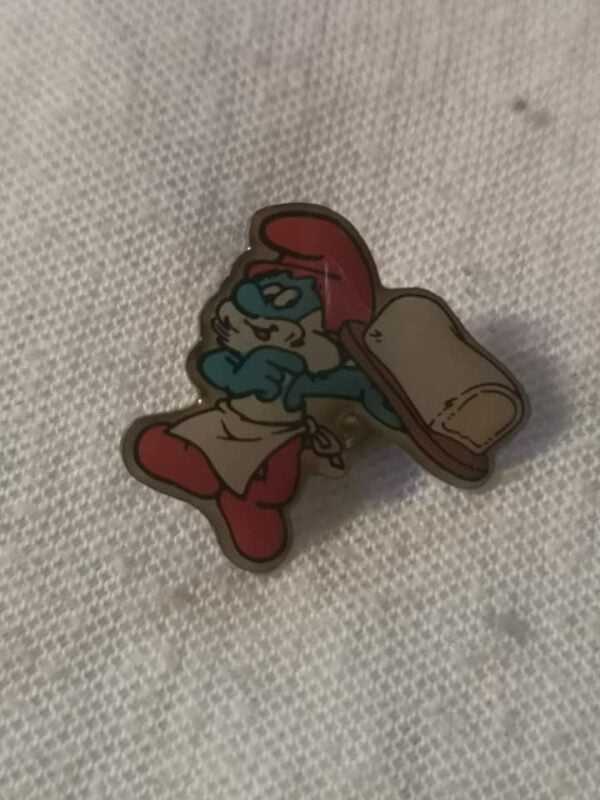 Pin's : Grand Schtroumpf avec un pâté ter beke - Vintage