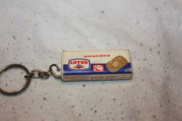 Vintage - porte clés années 50 60 70 - Lotus amandine