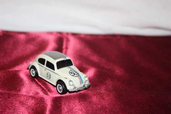 VW - Volkswagen coccinelle blanche ( plastic ) 1/64 Disney – Image 2