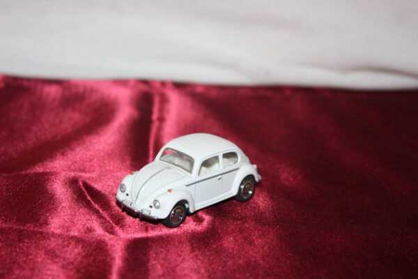 VW - Volkswagen coccinelle blanche ( métal ) 1/64