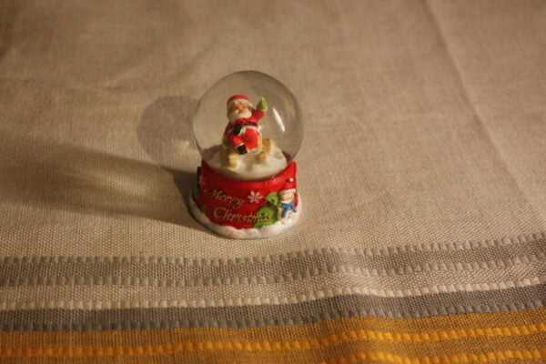 Noël : boule à neige , Père Noël sur son traineau , petit modèle