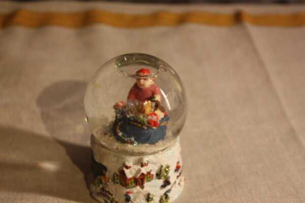 Noël : boule à neige enfant avec son sac de cadeaux