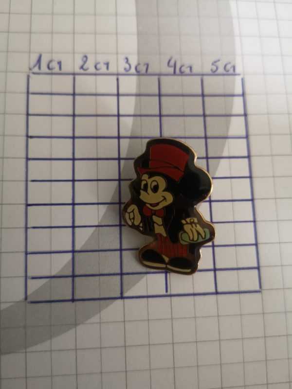 mickey chapeau rouge