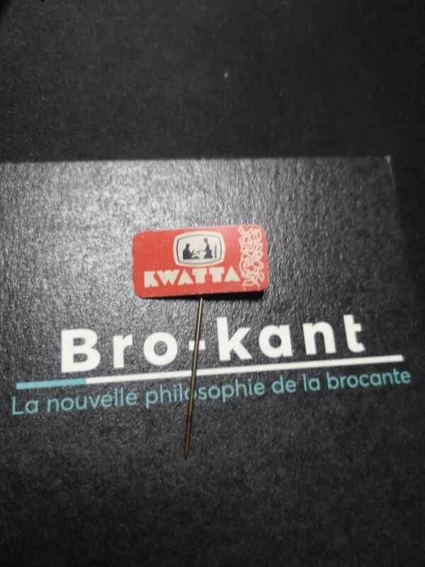 Epinglette années 60 : Kwatta Blanc fond rouge ( grand model ) – Image 2