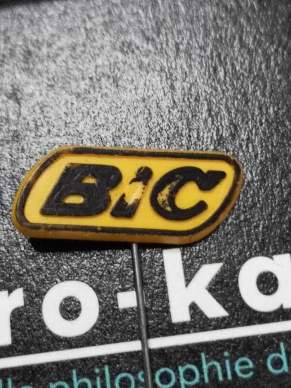 Bic noir fond jaune