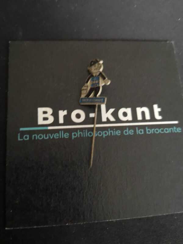 Boerenleenbank homme avec valise