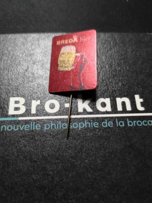 Breda bier verre sur fond rouge brillant
