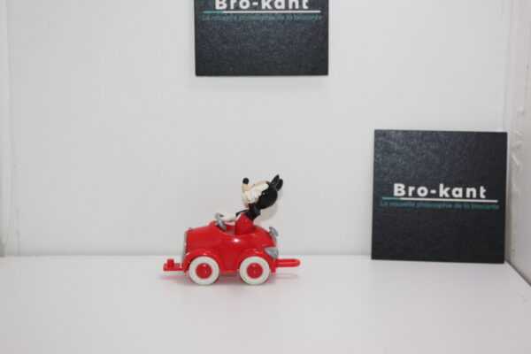 Figurine Mickey dans sa voiture rouge