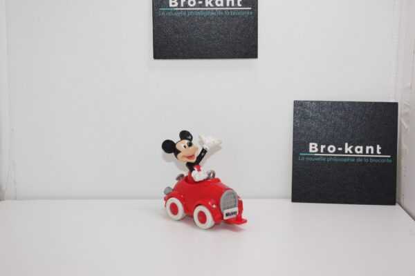 Figurine Mickey dans sa voiture rouge