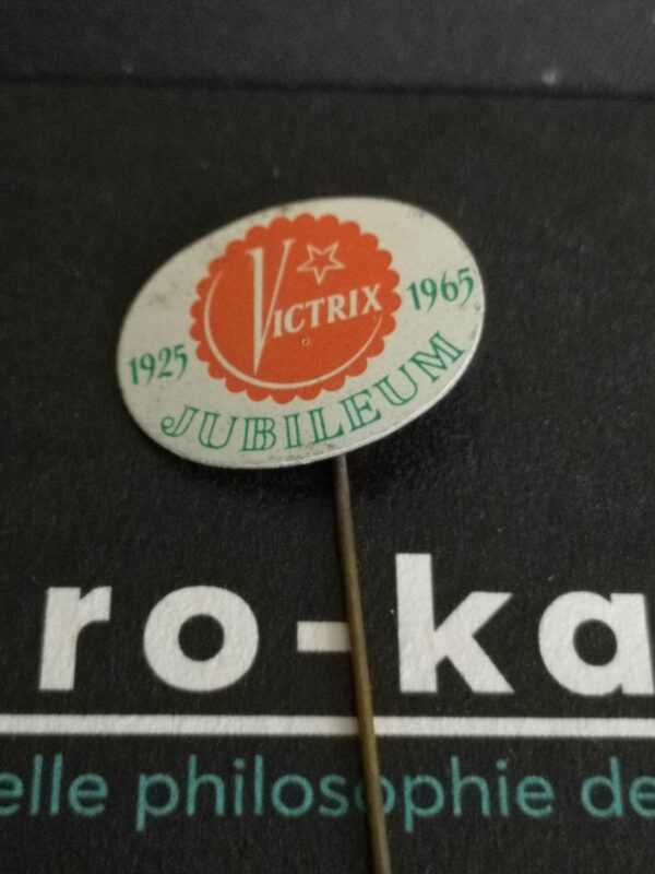 Epinglette années 60 : Victrix jubileum 1925-1965 ( rouge )