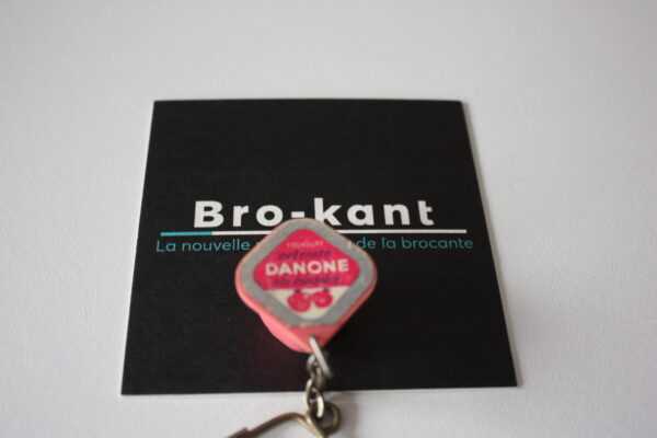 Porte clé vintage - pot de Danone à la framboise